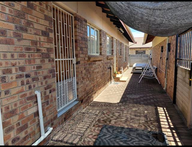 3 BEDROOM FREEHOLD FOR SALE IN LENNOXTON